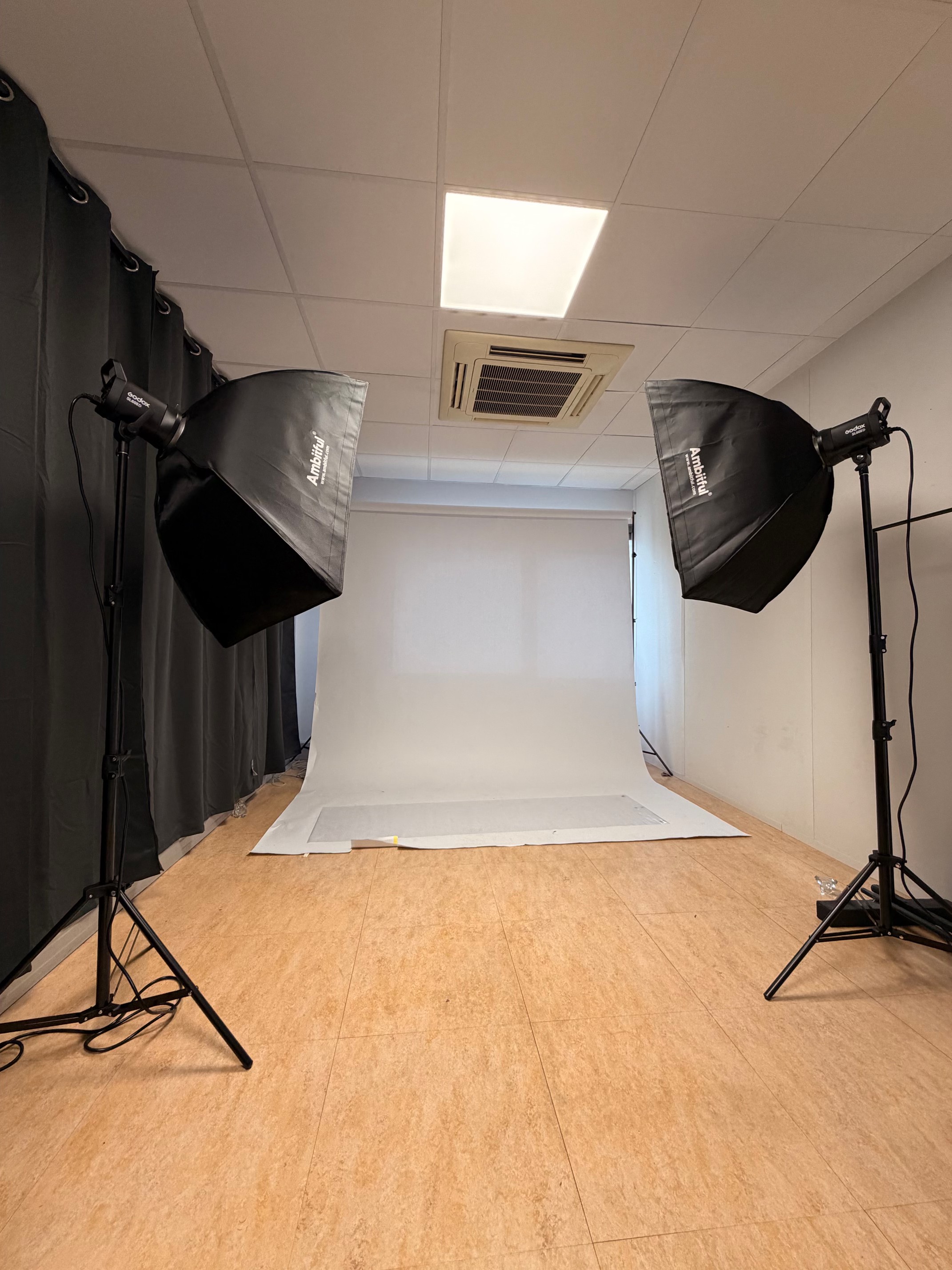 Plateau photo en portrait avec fond blanc, softbox et flashs Godox